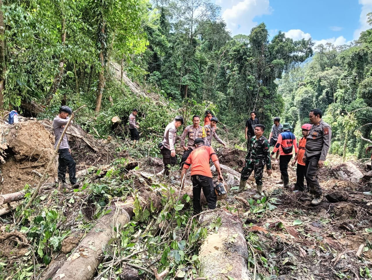 Tim SAR Gabungan masih Lakukan Pencarian Dua Korban Tanah Longsor