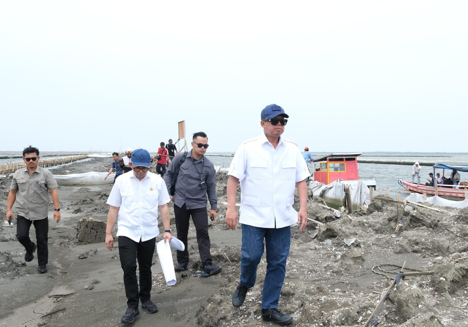 Menteri Nusron Tinjau Lokasi Terindikasi Manipulasi Data di Kawasan Pagar Laut Bekasi
