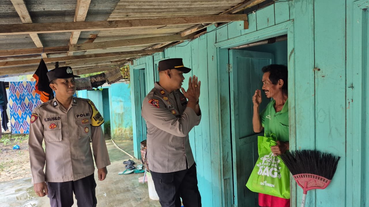 Berkah Ramadhan, Polsek Pangkalan Banteng Bagikan Bansos