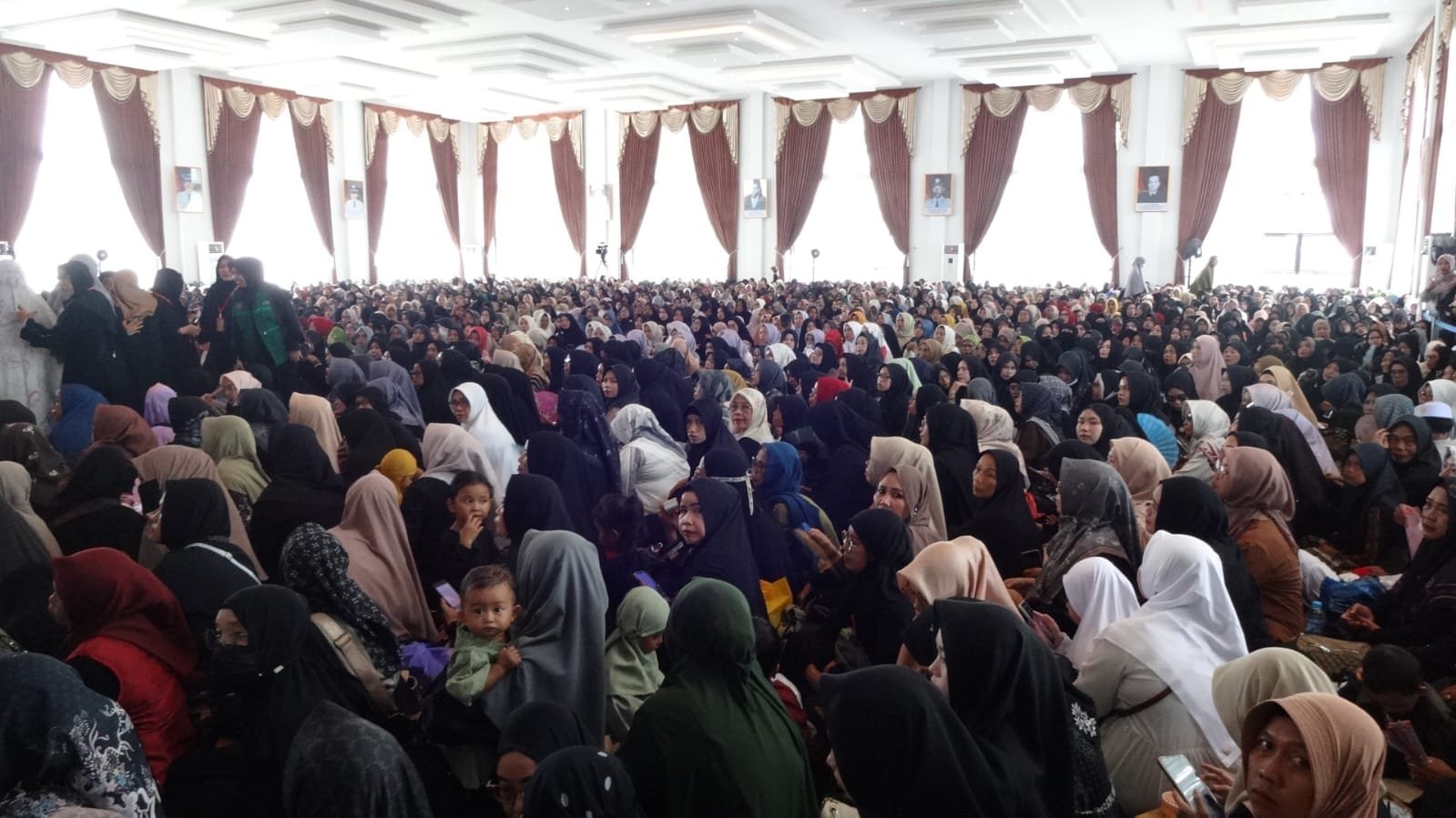 Ketua PKK Kapuas Sambut Ustazah Umi Pipik, Tausyiah Dihadiri Ribuan Warga