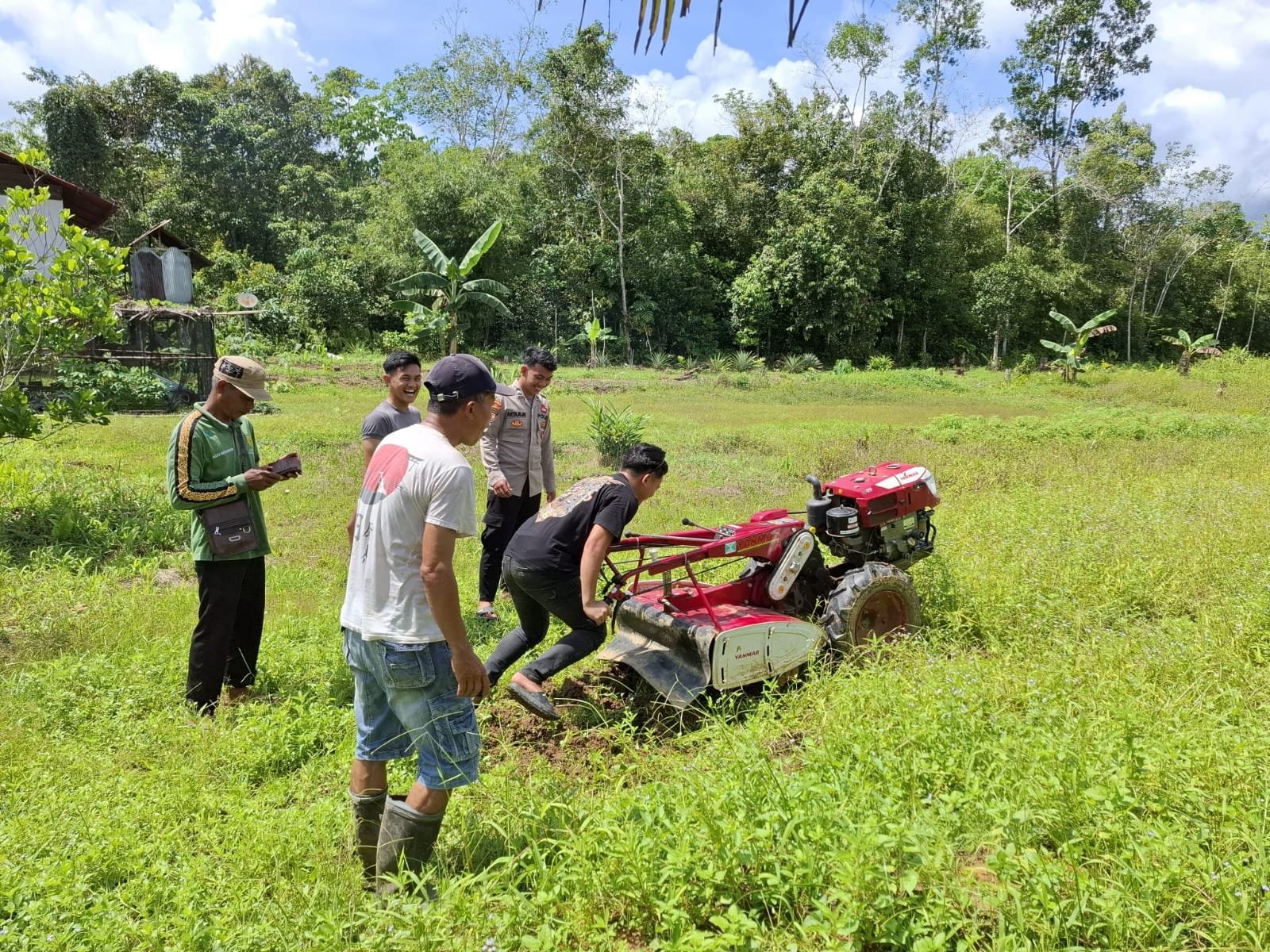 Polsek Kahut dan PPL Manfaatkan Lahan Tidur Menjadi Kebun Jagung