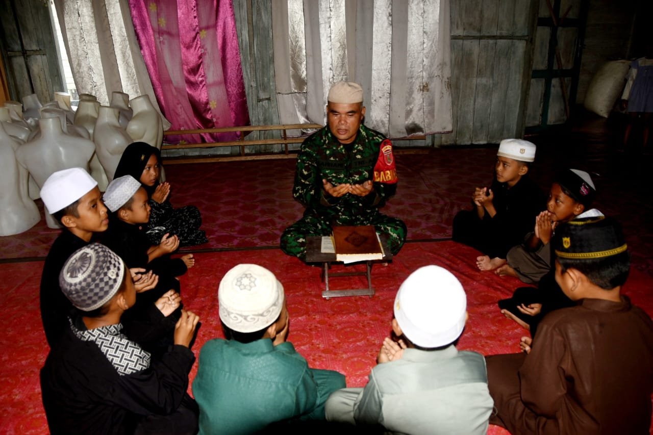 Satgas TMMD ke-124 Kodim 1002 Ajari Anak-anak Mengaji