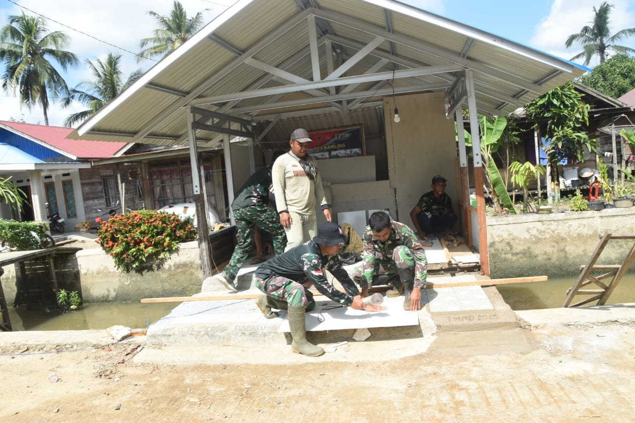 Sinergi TNI-Polri dan Warga HST Perbaiki Poskamling TMMD