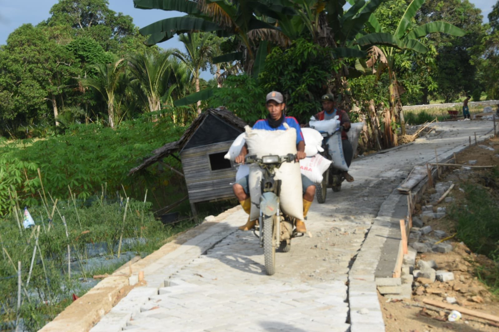 Pembangunan Jalan TMMD di Haruyan Bawa Manfaat Bagi Warga