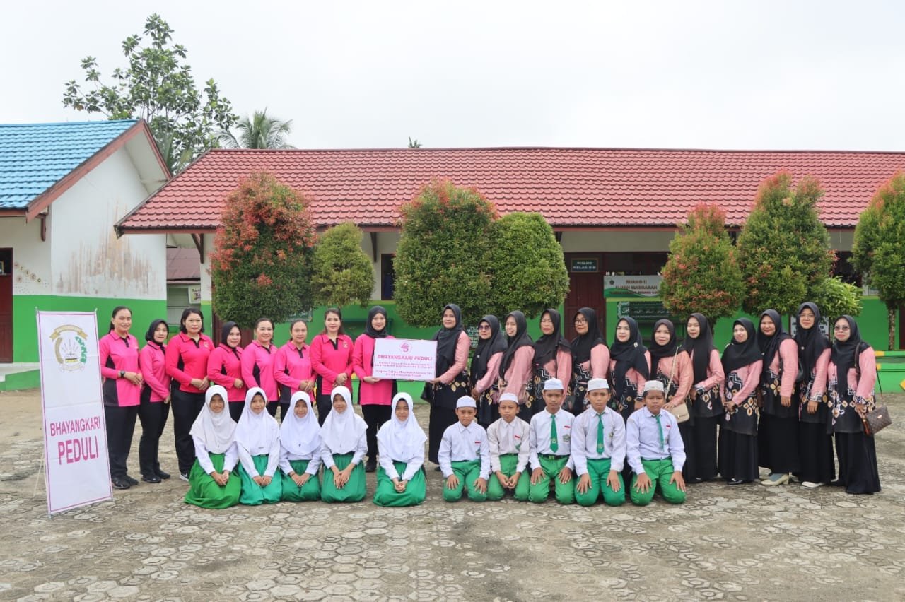 HUT YKB Ke-43: Bhayangkari Cabang Gunung Mas Berikan Bantuan Air Bersih kepada MIN Tewah