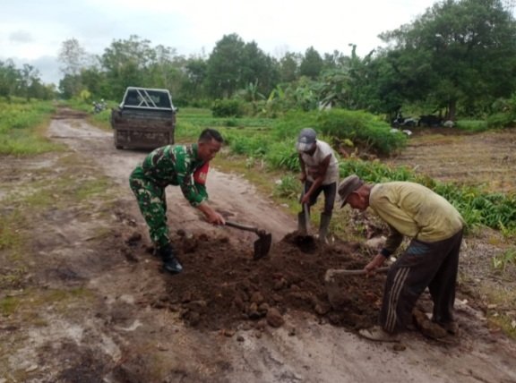Peduli Masyarakat Binaan, Babinsa Kodim 1016 Plk Laksanakan Kerja Bakti