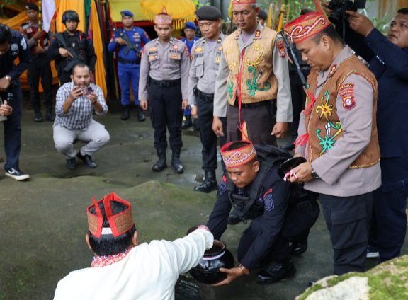 Polda Kalteng Gelar Tradisi Pengambilan Air Suci di Bukit Batu