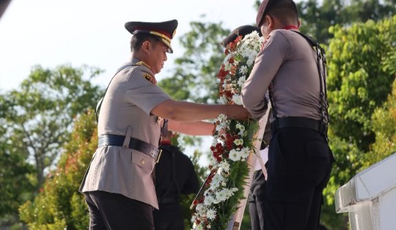 Peringati HUT ke-79 Bhayangkara, Polda Kalteng Gelar Ziarah dan Tabur Bunga di TMP Sanaman Lampang