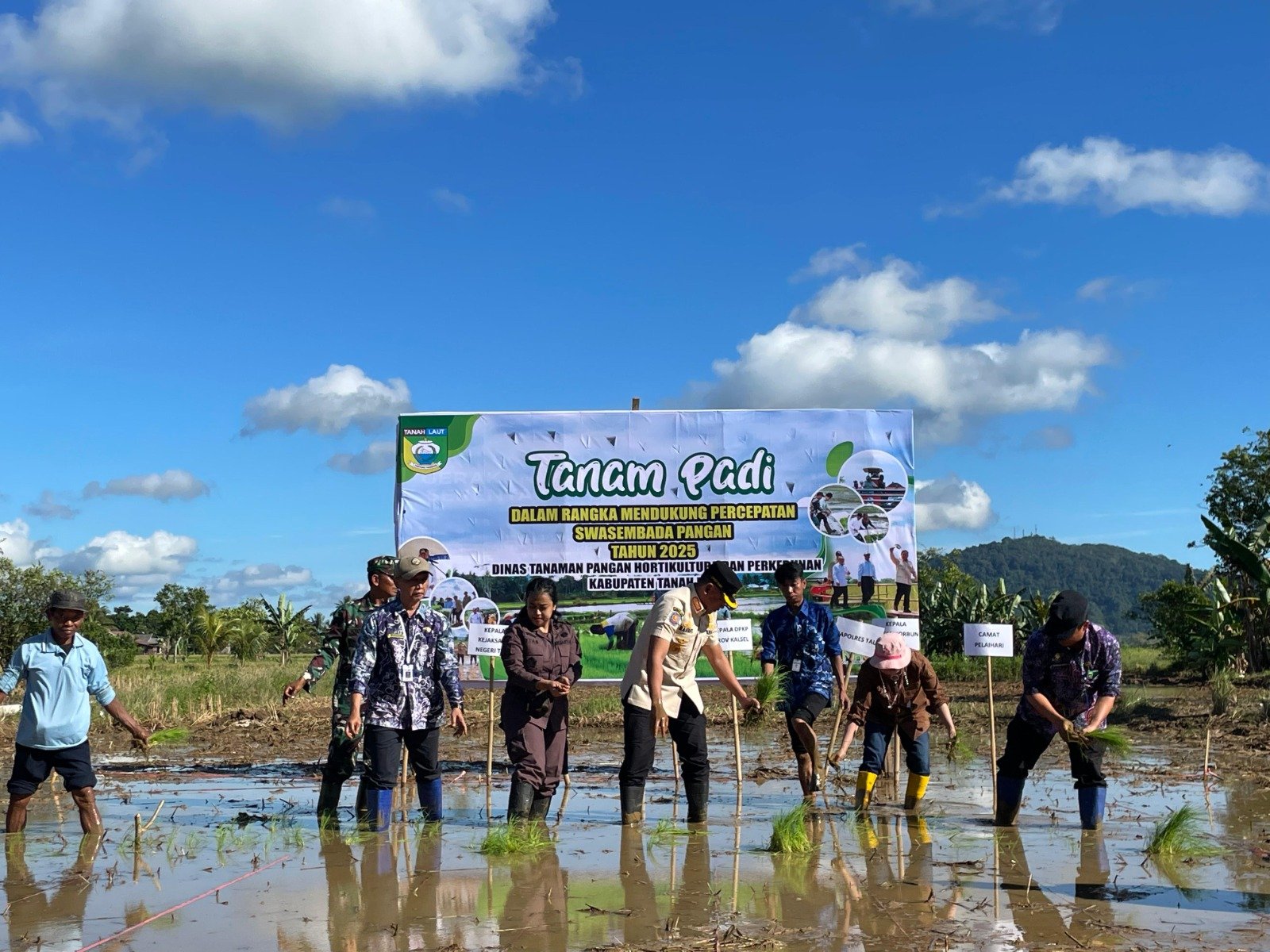 Dukung Ketahanan Pangan, Bupati Tanah Laut Tanam dan Serahkan Alsintan