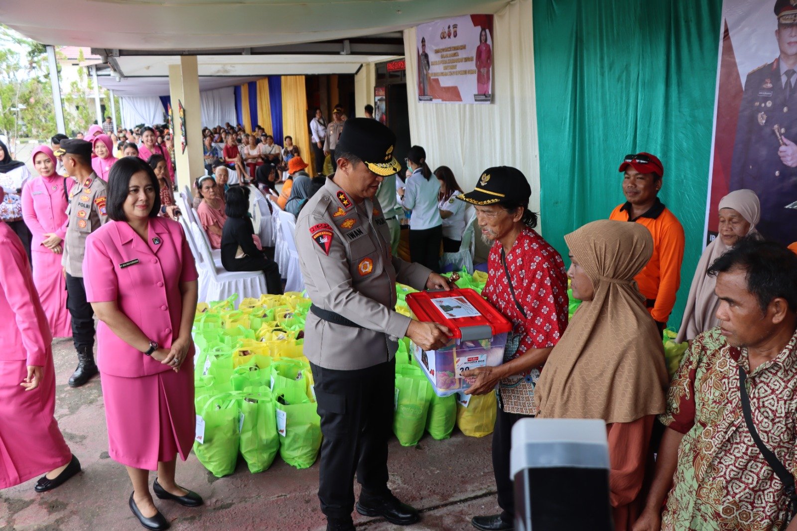 Kapolda Kalteng Pimpin Bakti Kesehatan dan Serahkan Bansos di Gumas