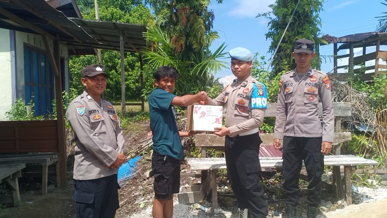 Polri Untuk Masyarakat, Polsek Manuhing Door To Door Bagikan Sembako