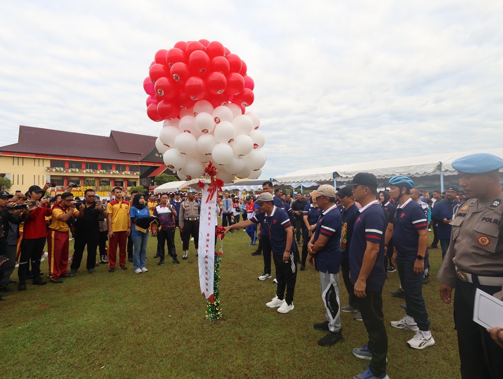 Semarakan Hari Bhayangkara ke-79, Polda Kalteng Gelar Jalan Sehat dan Sepeda Santai