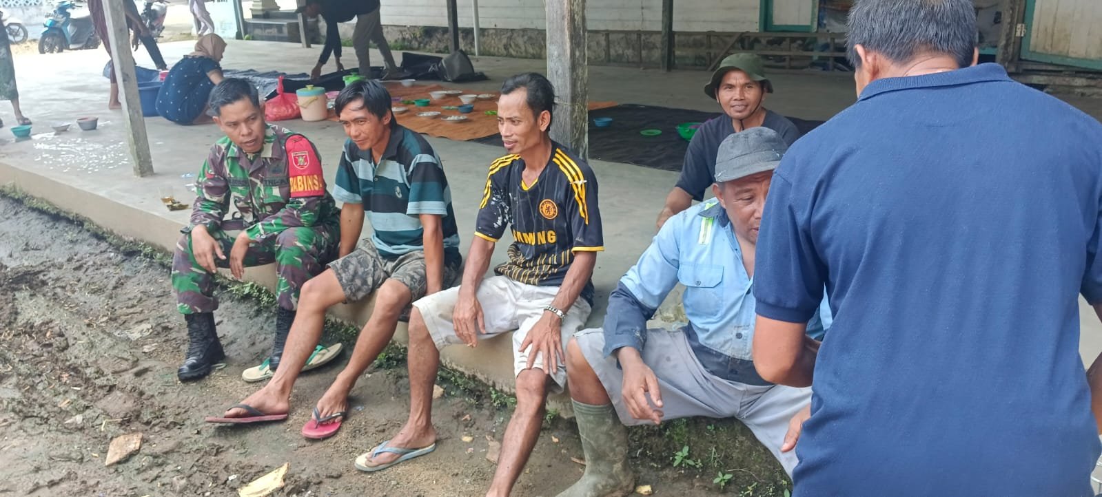 Wujud Kepedulian dan Pembinaan Teritorial, Babinsa Haruyan Komsos