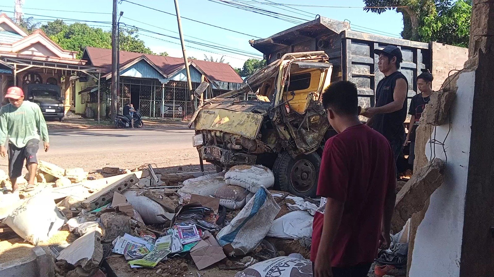 Truk Seruduk Tiga Bangunan, Sopir dan Kernet Masuk Rumah Sakit