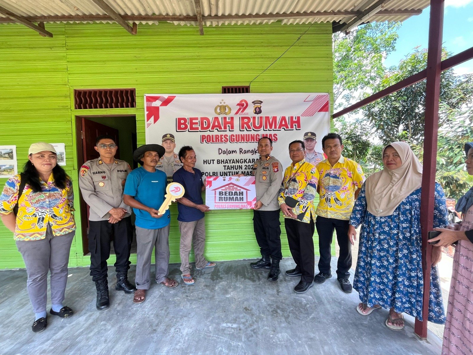 Kapolres Gunung Mas dan Dinas PU Serahkan Kunci Rumah Bedah kepada Warga Kurun