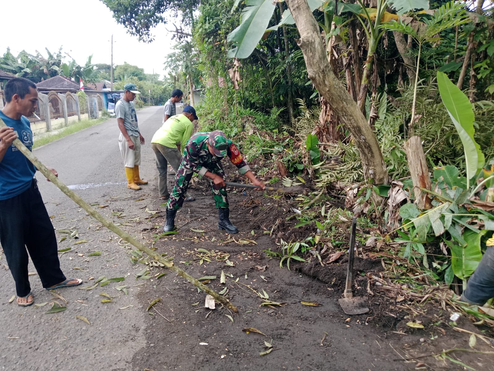 Babinsa BAS Ajak Warga Banua Ratau Bersihkan Jalan