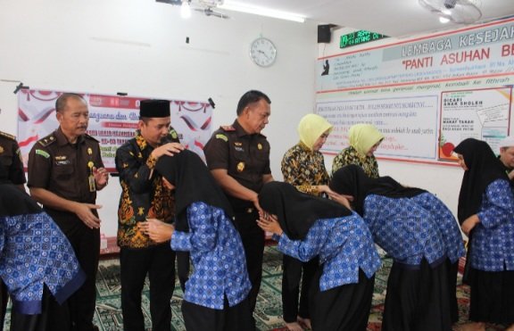 Kejati Kalteng Gelar Bakti Sosial dan Anjangsana Peringati HUT ke-80 Kejaksaan RI