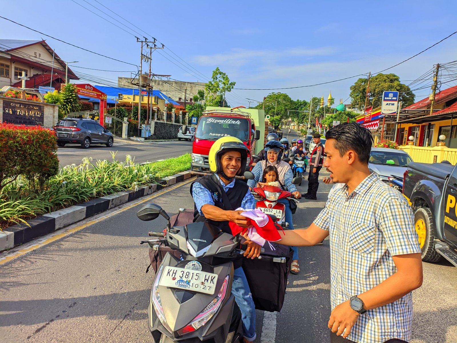 Polres Kobar Bagikan 100 Bendera Merah Putih Kepada Masyarakat