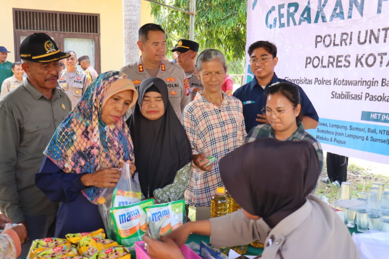 Bantu Warga, Polres Kobar Bersama Bulog Gelar Gerakan Pangan Murah