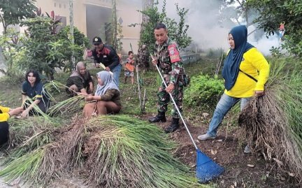 Babinsa Bersama Warga Bersihkan Jalan Lingkungan