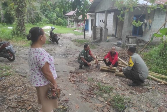 Sinergitas Babinsa dan Bhabinkamtibmas Sambangi Warga Bangun Kedekatan Emosional