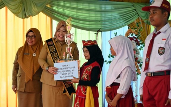 Bupati Kobar Hj. Nurhidayah Buka Pekan Literasi 2025, Luncurkan 890 Koleksi Buku Baru