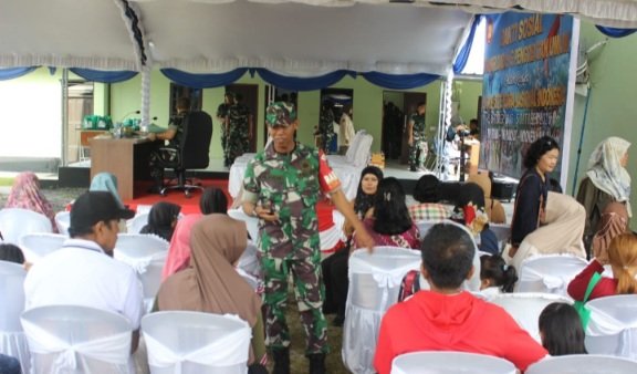 HUT ke-80 TNI, Babinsa Koramil Pahandut Ajak Warga Ikuti Pengobatan Umum dan Sunatan Masal