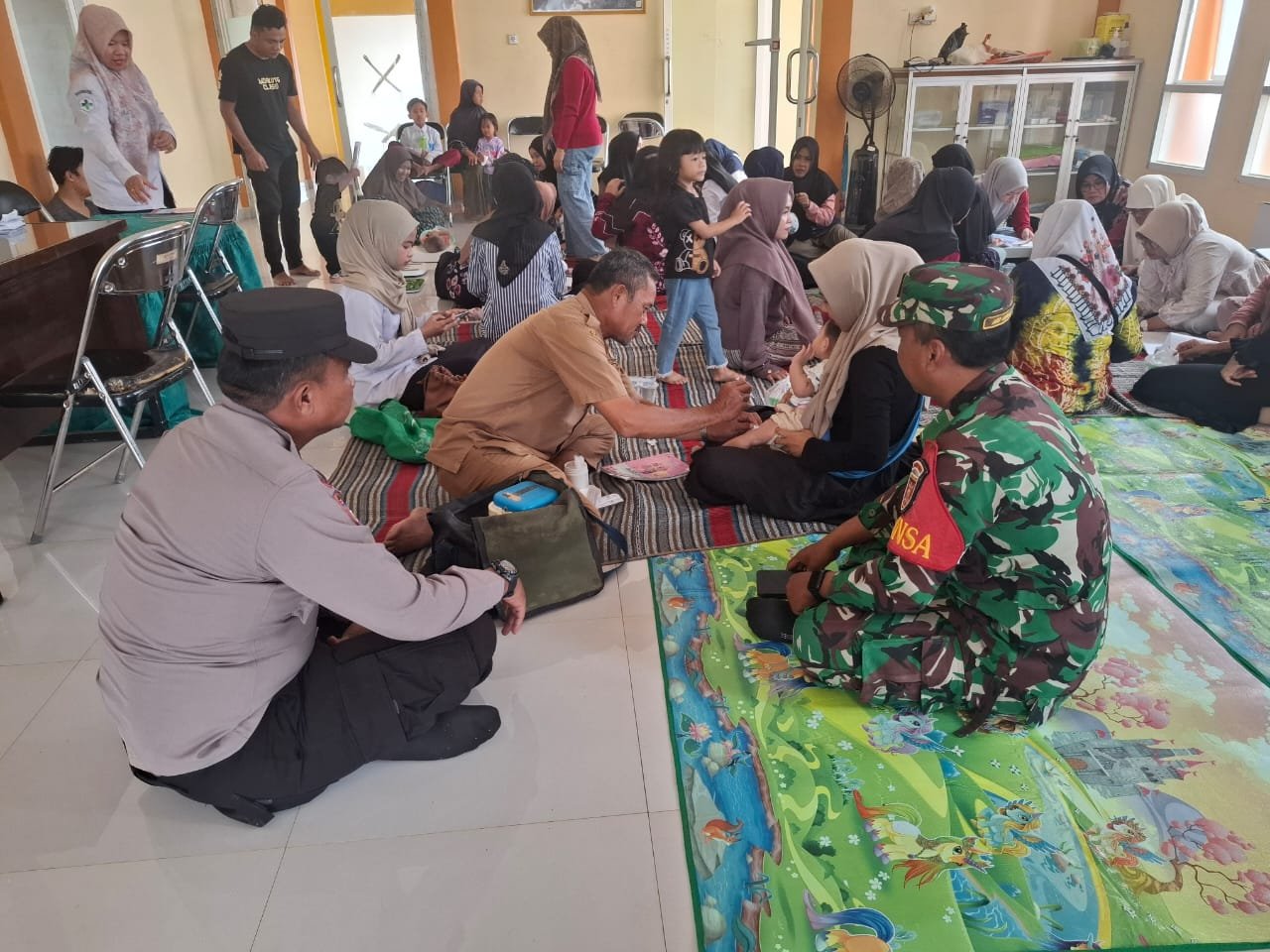 Babinsa dan Bhabinkamtibmas Barabai Dampingi Posyandu Nusa Indah