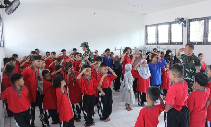 Tanamkan Rasa Cinta Tanah Air, Anggota Kodim 1016/Plk Berikan Materi Wasbang di Sekolah Rakyat