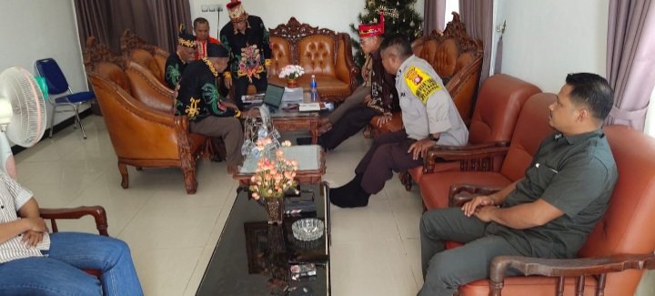 Bhabinkamtibmas Kelurahan Sabaru Mediasi dengan Humanis Kesalahpahaman Antar Warga