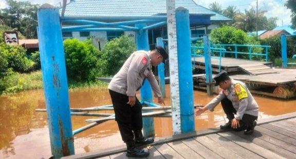Polsek Bukit Batu Pantau Debit Air Sungai Rungan