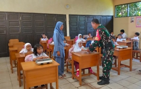 Dukung Program Pemerintah, Babinsa Dampingi Pelayanan Makan Bergizi Gratis