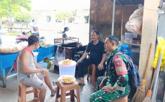 Jalin Kedekatan dengan Warga, Babinsa Adakan Komsos di Wilayah Binaan