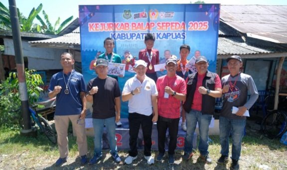 Rahmat Bintang dan Ahmad Ali Fakhrizal Ukir Prestasi di Lomba Balap Sepeda PORKAB XII Kapuas