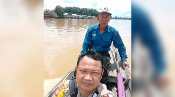 Bhabinkamtibmas Polsek Sabangau Patroli Sambang ke Kameloh Baru Menggunakan Sampan