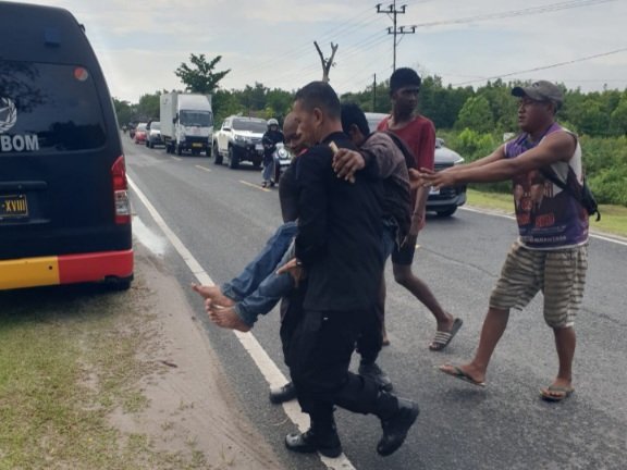 Brimob Kalteng Sigap Menolong Korban Kecelakaan di Jalan Tjilik Riwut