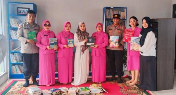 Polsek Sabangau dan Bhayangkari Gelar Gerakan Sedekah Buku di Kelurahan Kalampangan