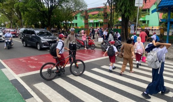 Satlantas Polresta Hadir di Kawasan Sekolah Berikan Rasa Aman bagi Pelajar