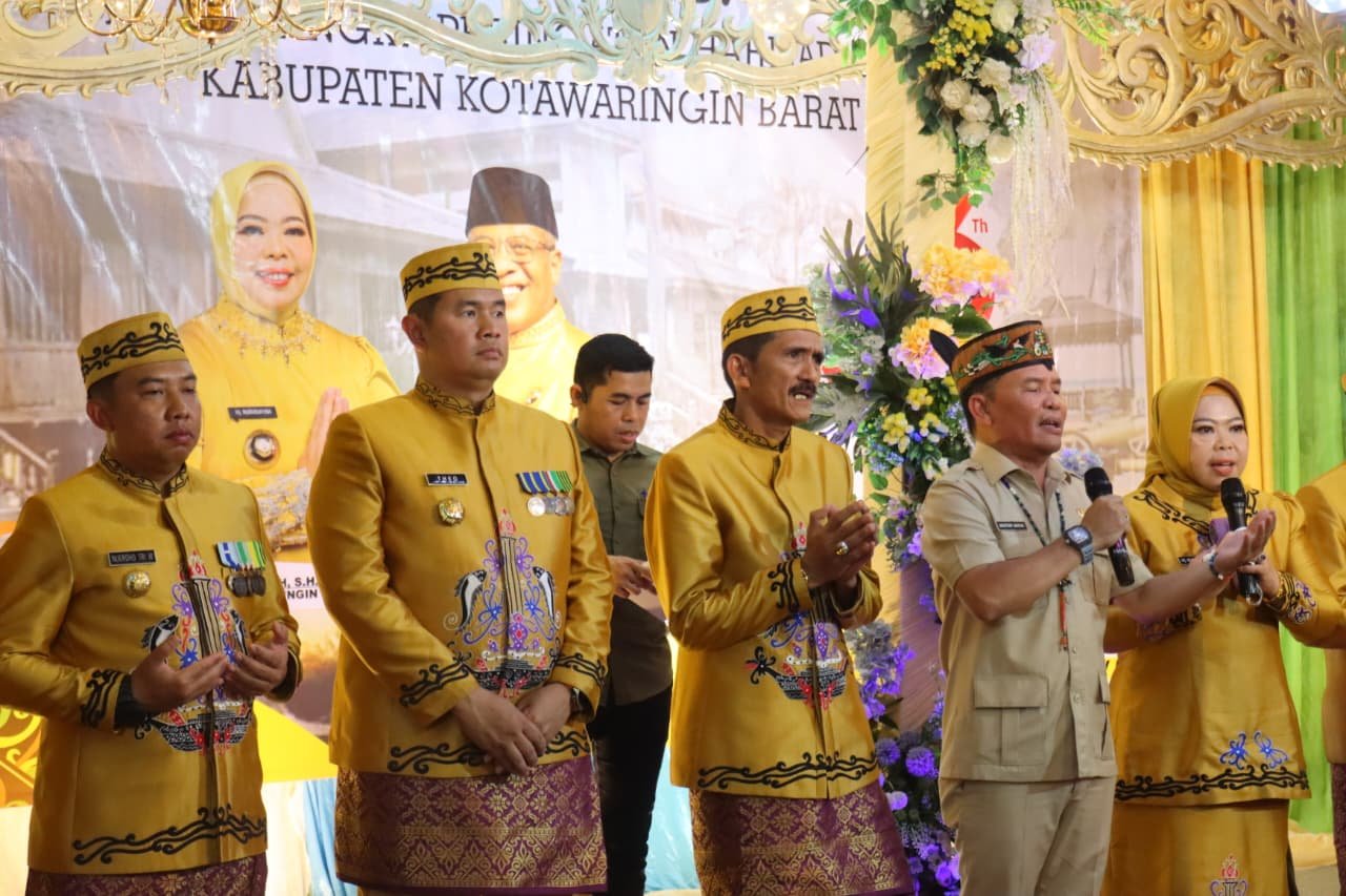 Kapolres Kobar Hadiri Upacara Adat Rangkaian HUT ke-66 Kabupaten