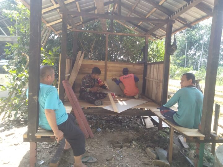 Demi Lingkungan Aman dan Nyaman, TNI dan Warga Kompak Bangun Pos Kamling