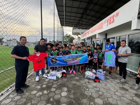 SSB Sylva dan Rajawali Sakti Dapat Bantuan Peralatan Olahraga dari SIWO PWI Kalteng