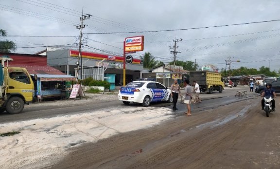 Satlantas Polresta Cepat Tangani Tumpahan Solar Cegah Kecelakaan