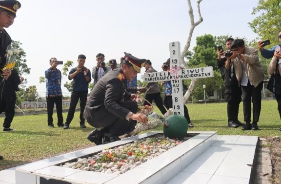 Polda Kalteng Gelar Ziarah dan Tabur Bunga di TMP Sanaman Lampang