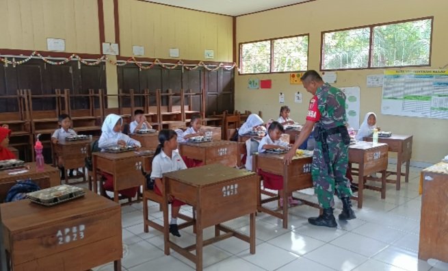 Babinsa Kodim 1016/Palangka Raya Monitoring Pendistribusian MBG