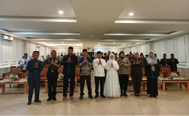 Bupati Kapuas Lepas Kafilah MTQH ke-XXXIII, Tekankan Ukhuwah dan Prestasi untuk Harumkan Daerah