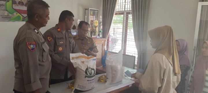 Polsek Sabangau Monitor Penyaluran Bantuan Pangan di Kelurahan Sabaru