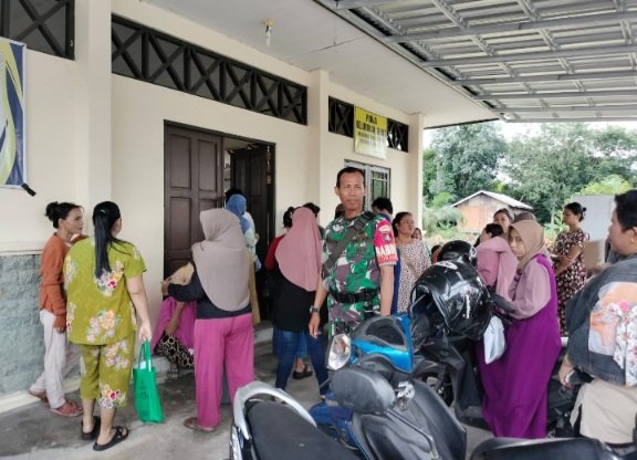 Pastikan Lancar dan Aman, Babinsa Kodim 1016/Plk Dampingi Penyaluran Bantuan Pangan