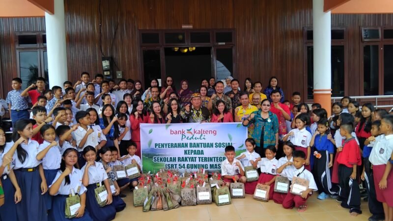Dukung Program Presiden Prabowo, Bank Kalteng Kuala Kurun Serahkan Bantuan ke Siswa Sekolah Rakyat