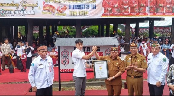 Kapuas Catat Rekor MURI, Ribuan Peserta Didik Mainkan Kecapi dan Bersyair Karungut