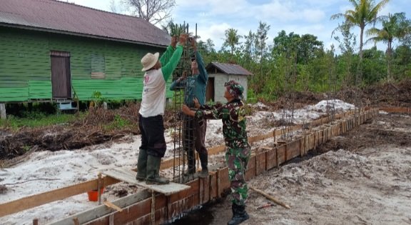 Babinsa Kodim Palangka Raya Dampingi Pembangunan Koperasi Merah Putih Sei Gohong